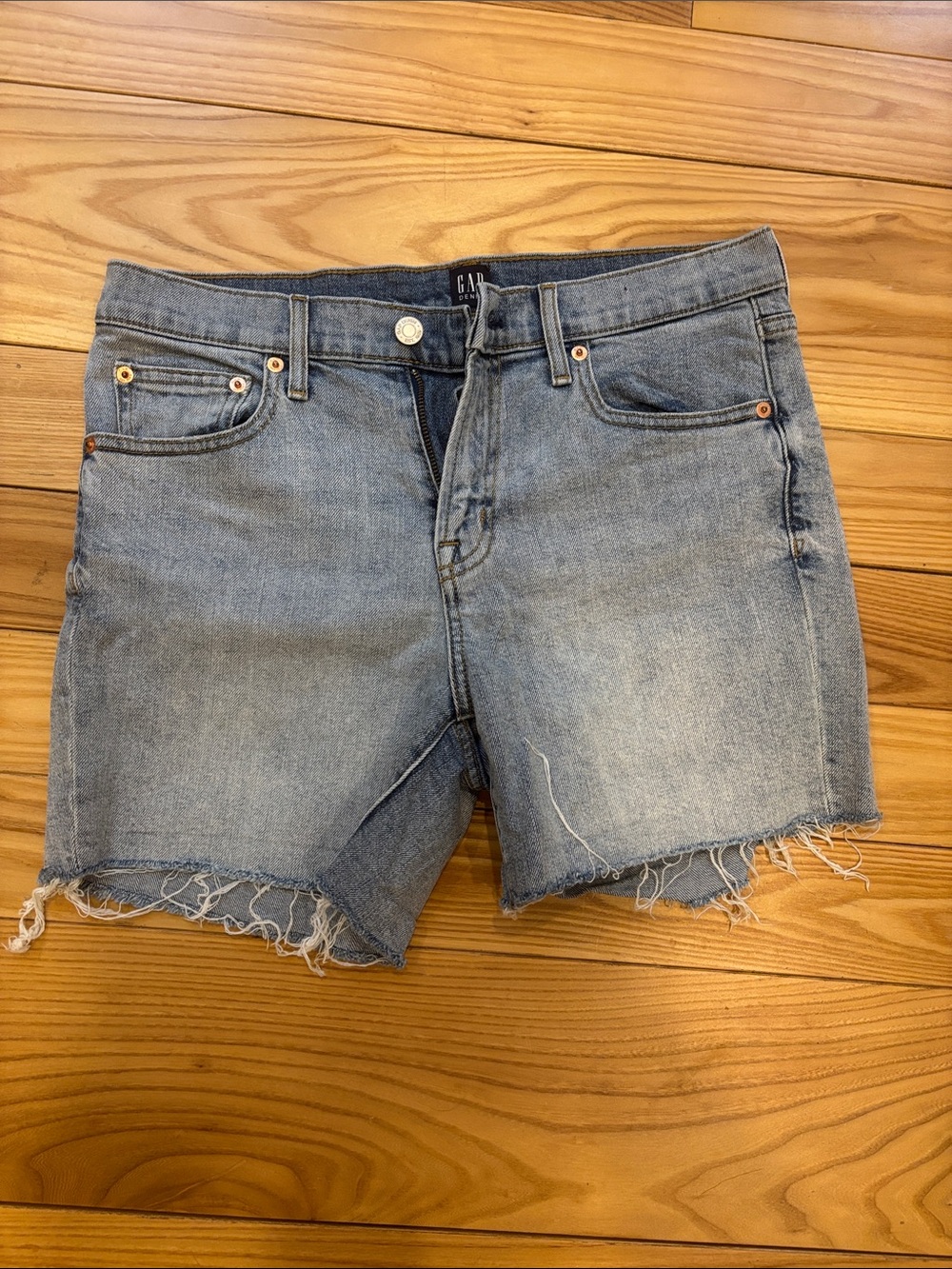 GAP Women's Light Wash Frayed Hem Denim Shorts